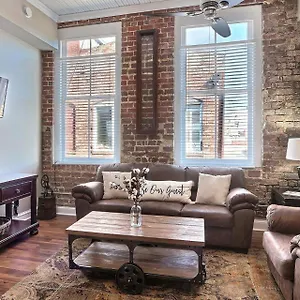 https://broughton-hideaway.top-hotels-in-savannah.com